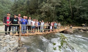श्रमदानबाट काठको पुल निर्माण   